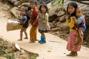 Kinder tragen Lasten